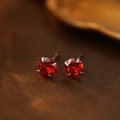 Elegante S999 Sterlingsilber Ohrstecker mit roten runden Zirkonia in klassischer 4-Krallen-Fassung - Januar Granat / 3mm