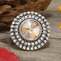 Primer plano de un anillo redondo ajustable con cristal champán y pavé de pedrería brillante - Abierto Ajustable / Champán Plata Antigua