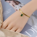 Detalle de una pulsera de cadena de serpiente dorada con un colgante de gema verde rectángular - Pulsera(17+5cm) / Dorado + Circonita verde