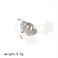 Silberner Muschelring mit Zirkonia-Strasssteinen, Maße 23mm x 31mm auf weißem Hintergrund - Silberner Offener Muschelring (TR4304-S)