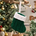 Chaussette de Noël en tricot vert foncé avec bord blanc suspendue à une branche de sapin - Tricoté à Rayures / Vert