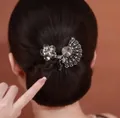 Vue détaillée d'un chouchou fleur en cristal avec zircons brillants sur un chignon - Gypsophile Gris