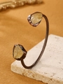 Detail van een vintage bronzen manchetarmband met ruwe gele citrien edelstenen set - Citrien