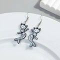 Gothic acryl zwart-witte oorbellen met een skelet kat-zeemeermin hanger op tray - Skelet zeemeermin kat