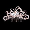 Detalle de peineta de oro rosa con pedrería y perlas en diseño de mariposa y flor - Estilo 2 / Oro rosa