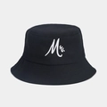 Dettaglio del ricamo bianco Mr. sul tessuto di cotone nero del cappello a secchiello - Taglia unica / MR Nero