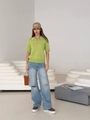 Polo en maille vert à zip avec jean large déchiré pour un look d'été décontracté - S / Jaune-vert
