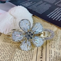 Goldene Blumen-Haarklammer mit klaren Zirkonia-Kristallen und Federverschluss-Design - Zirkonia Blume Pferdeschwanz Clip