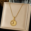 Collier avec pendentif soleil et lune plaqué or avec pierre blanche sur boîte en satin - Collier Pendentif Rond Lune Et Soleil Rétro (N4118)