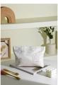 Détail de la trousse de maquillage blanche matelassée avec nœud et étiquette H&R - Blanc avec Nœud
