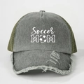 Dettaglio della visiera consumata del cappello trucker Soccer MOM in denim e mesh - Verde Militare