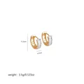 Dettaglio orecchini dorati con zirconi cubici, altezza 15,2 mm e larghezza 4,7 mm - Stile Taglio Baguette (B7-05)