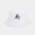 Dettaglio del ricamo blu 'Mr.' e delle cuciture su un cappello a secchiello in cotone bianco - Taglia unica / MR Bianco