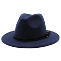 Dettaglio del cappello fedora in lana blu navy con fascia in pelle nera e fibbia dorata - M (56-58cm) / Blu navy