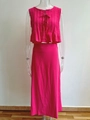 Dettaglio del top a pieghe senza maniche fucsia e del set gonna lunga coordinata - S / Completo Rosa Rosso