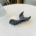 Dettaglio di un fermaglio per capelli nero a forma di coda di sirena con scaglie - Grande (circa 12.5 cm) / Nero-Acetato