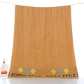 Asciugamano da bagno in cotone spesso giallo zenzero con ricami nordici e motivi geometrici - 70x140cm / Caffè a rombi