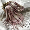 Sciarpa a quadri rosa, bianca e grigia con eleganti nappe intrecciate su cesto - Rosa
