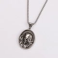 Dettaglio ravvicinato di un ciondolo ovale vintage in argento con ritratto e catena box - Set di collane / Argento Antico (Con Catena)