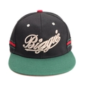 Detail der Biggie-Stickerei auf einer schwarz-grünen Hip-Hop-Mütze mit flachem Schirm - Grüne Krempe Schwarzer Hut