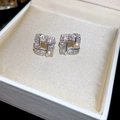 Elegante vierkante zilveren oorbellen met zirkonia op een witte sieradendoos - Zirconia Vierkante Oorknopjes / Zilver