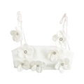 Top corto de satén blanco con flores 3D y detalles de pedrería en fondo blanco - XS