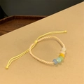 Détail d'un bracelet tissé main avec perles colorées et nœud coulissant ajustable - Bracelet Tissé Minimaliste Jaune Rose