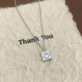 Vierkante smiley ketting met wit parelmoer inlegwerk en zilveren ketting voor vrouwen - Roestvrij staal / Faux parelmoer / Zilver