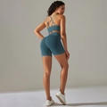 Dettaglio del set yoga senza cuciture ottanio con reggiseno incrociato e pantaloncini a vita alta - Taglia S / Completo Reggiseno Incrociato + Pantaloncini / Incrociato-Peacock