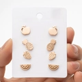 Primer plano de cuatro pares de pendientes de acero inoxidable con forma de fruta - Oro rosa