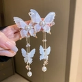 Detail van lange kwastjes oorbellen met witte vlinders en parels aan gouden kettingen - Witte Vlinderkwast (5# Zilveren Pin)