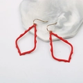 Orecchini a goccia rosso brillante minimalisti con motivo a onde irregolari strutturato - Borgogna