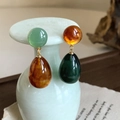 Orecchini asimmetrici in resina ambrata con perni in argento dal design vintage - Perno in Argento - Marrone - Verde