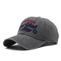 Primer plano detallado de gorra de béisbol de algodón lavado con bordado de New York - Ajustable / Gris