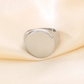 Dettaglio macro di un anello a sigillo in acciaio inossidabile su seta champagne - 18mm Acciaio (KR47941-K)