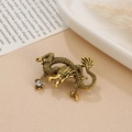 Dettaglio macro di spilla a forma di drago dorato con scaglie definite e cristallo lucido - Stile con Strass Trasparenti / Stile 4 Dragone Oro Antico