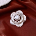 Dettaglio della spilla a fiore argento con perla e texture metallica su seta rossa - 17# Fiore Perla Spazzolato Argento