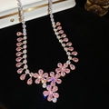 Dettaglio della collana a fiore in zircone rosa con pietre scintillanti su velluto nero - Rosa-Argento