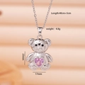 Collana con ciondolo a orsetto e cuore rosa in finitura argento, misura 23x17mm - Orso d'argento con cuore rosa (2724)