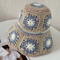 Détail d'un chapeau de soleil au crochet fait main avec motifs floraux bleu et beige - Rose