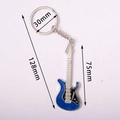 Portachiavi mini chitarra elettrica blu con catena in metallo e pendente da 75mm - Blu