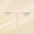 Detalle macro de pendientes de corazón plateados con incrustación de nácar en soporte - Estilo de Pendiente de Botón de Corazón / Plateado (KE98712-KLX)
