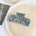 Blue and black animal print hair claw clip in acetate on a wooden tray decor - 10cm / Teal Spots
