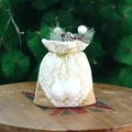 Sacchetto regalo di Natale in juta con motivo floreale bianco, cordini dorati e pompon - Sacchetto Regalo Piccolo YH99008