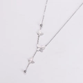Dettaglio macro di un bracciale a farfalla d'argento con catena fine e accenti di perle - Color Acciaio