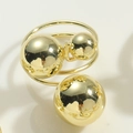 Detailaufnahme des polierten goldenen Spiralrings mit drei massiven Metallkugeln in Makro - Drei Perlen Spiralring