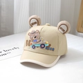Dettaglio del cappellino bimbo kaki con orecchie di peluche ed emblema 3D orso - 48cm (6 Mesi-2 Anni) / Cachi chiaro