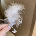 Detalle del pendiente de plata con plumas blancas y cristales brillantes - Gancho de oreja-Mariposa Oreja Derecha