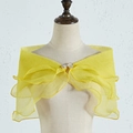 Detalle del chal de novia en tul amarillo con volantes y hebilla de lazo con pedrería - Amarillo