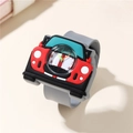 Detailaufnahme einer roten Kinderuhr in Autoform mit einem grauen Silikon-Schnapparmband - Grau